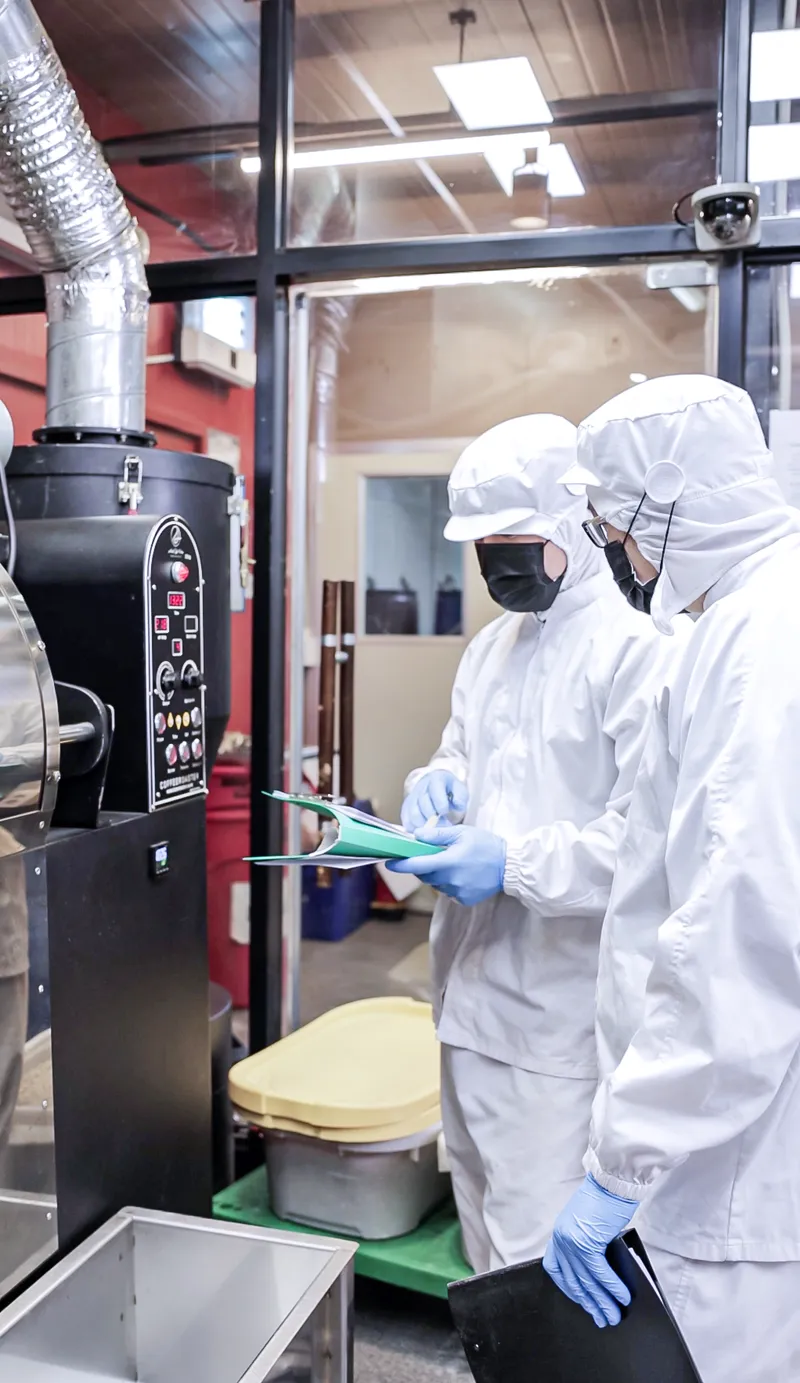 큐그레이더가 로스팅실에서 품질을 확인하는 모습